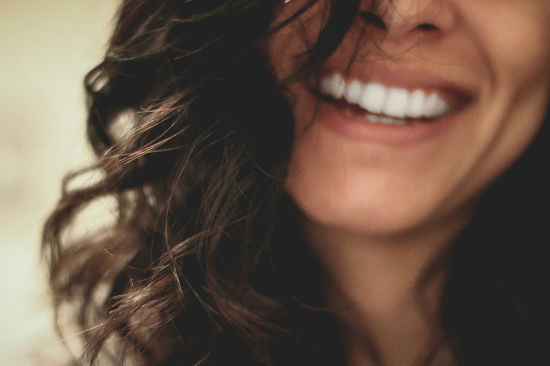 Primer plano de una sonrisa luminosa y natural, símbolo de estética dental y resultados visibles